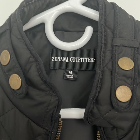 Black puffer vest medium - Picture 3 of 3